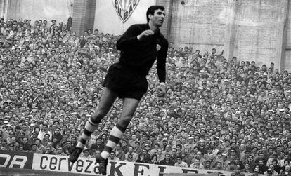 Una de las fotografías más conocidas de Raúl Cancio es la de José Ángel Iríbar, portero del Athletic, en 1967, publicada en el diario 'Pueblo'.