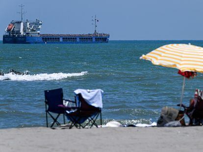 El buque mercante de bandera rusa 'Zhibek Zholy' anclado frente al puerto de Karasu, en la costa turca del mar Negro el pasado 5 de julio.