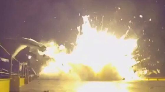 Explosión de un cohete Falcon 9, de SpaceX, tras el fuerte impacto en la plataforma en el Atlántico donde debía descender suavemente, el pasado enero.