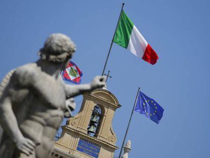 Bandera nacional italiana en el palacio Quirinale, del presidente del pa&iacute;s, en Roma.