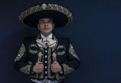 El Capitán Segundo Músico Pablo del Rosario Camargo Castro, director del mariachi del Ejército mexicano, en su traje de charro.