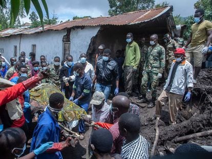 Militares de Malaui recuperan el cadáver de una víctima de un deslizamiento de tierra, este jueves, como consecuencia del tifón Freddy.