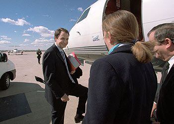 José Luis Rodríguez Zapatero sube al reactor Falcon 50 que utiliza para sus traslados durante la campaña.