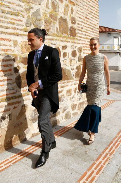 Ortega y Torretta en la boda de Felipe Cortina y Amelia Millán, en 2021. El vestido de malla dorada se hizo viral.