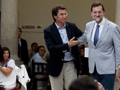 Mariano Rajoy (a la derecha) y Alberto Núñez Feijóo, ayer en un acto del partido en Santiago. 