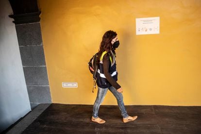 Laura Uriarte in a corridor of the Massieu house, on La Palma.