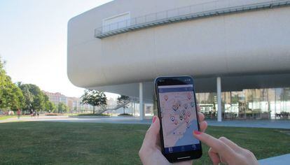 Un usuario consulta un mapa en la app SmartSantanderRA frente al Centro Botín. 