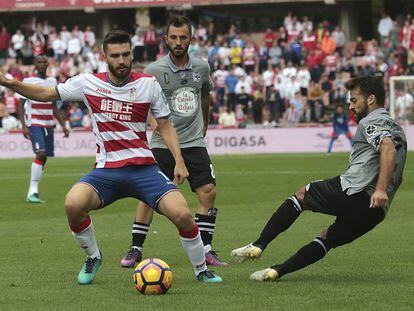 Toral, centrocampista del Granada disputa la pelota a Bruno Gama con Emre &Ccedil;olak cerca de la acci&oacute;n.