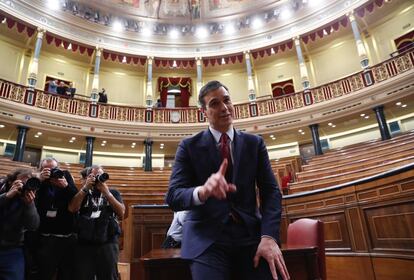 Gesto de Pedro Sánchez durante la sesión de fotografías posterior a la investidura.