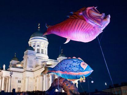 Vista de la catedral de Helsinki, en la plaza del Senado, durante la Noche de las Artes, uno de los eventos destacados del veraniego Festival de Helsinki. 