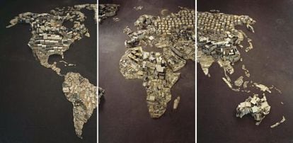 Detalle de 'Mapamundi', obra realizada por Vik Muniz a partir de residuos tecnológicos.