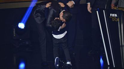Ronaldo abraza a su hijo