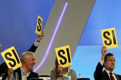 Arenas, Cospedal y Rajoy durante la votaci&oacute;n del informe de gesti&oacute;n.