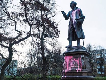 Estatua de Immanuel Kant en Kaliningrado, tras ser atacada por vándalos. 
 