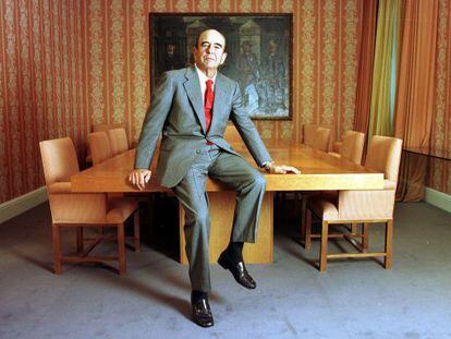 Emilio Botín, en la sala de juntas de su antedespacho. En la pared del fondo, un cuadro de Gutiérrez Solana