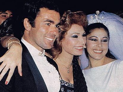 Isabel Pantoja el día de su boda con Francisco Rivera, Paquirri, junto a Rocío Jurado, en Sevilla, en 1983.