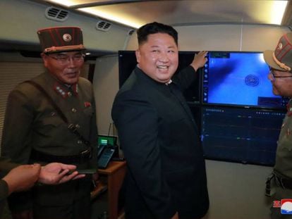 Kim Jong-un supervisa el lanzamiento de un proyectil el pasado sábado.