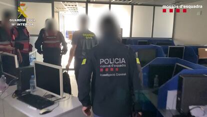 Los Mossos y la Guardia Civil desarticulan en Albania una red acusada de estafar a 17.000 personas.