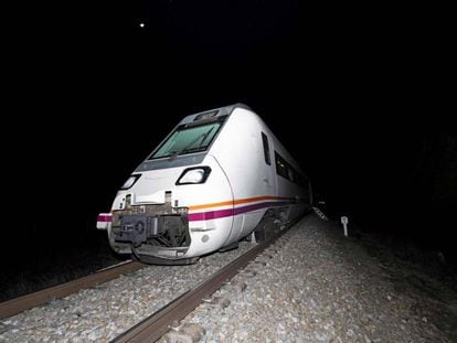 Imagen del tren que descarriló el lunes en Toledo.