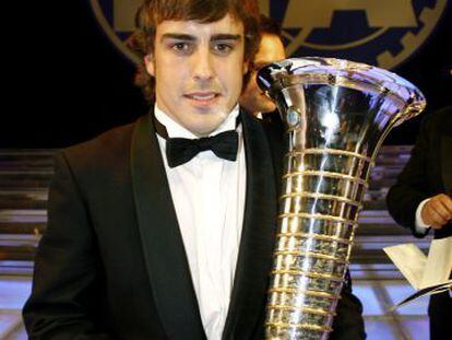 Fernando Alonso en 2006 con su segundo trofeo de Campeón del Mundo de F1.