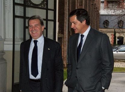 El presidente de Acciona, José Manuel Entrecanales (a la derecha), con el consejero delegado de Enel, Fulvio Conti, ayer en Madrid.