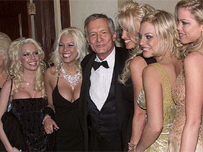 Hugh Hefner, el creador de <i>Playboy,</i> junto a varias modelos de la revista.
