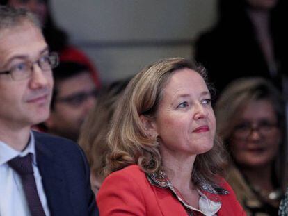 El gobernador del Banco de España, Pablo Hernández de Cos, y la vicepresidenta económica, Nadia Calviño.