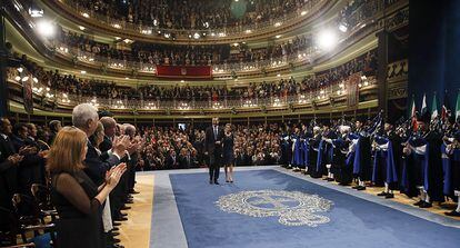 Els reis d'Espanya, Felip i Letícia a la seva arribada a la cerimònia de lliurament dels premis Príncep d'Astúries 2014.