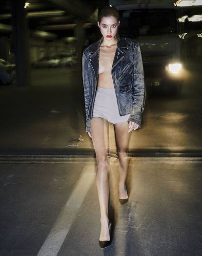 La modelo se ha puesto culotte Dior y zapatos Manolo Blahnik. Mirada dramática con Kajal Couture en tono negro y pestañas XXL con Mascara Volume Effet Faux Cils The Shock, de Yves Saint Laurent Beauté.
