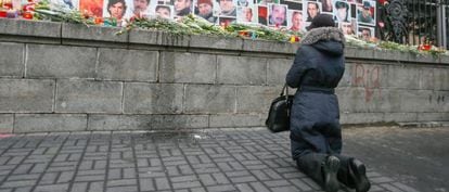 Una mujer rinde homenaje a los muertos durante las protestas que derrocaron al presidente ucranio, V&iacute;ctor Yanukovich. 