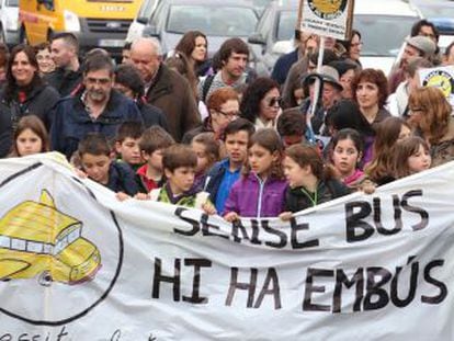 Marcha de padres y alumnos de la escuela Bellaterra, el pasado lunes.
