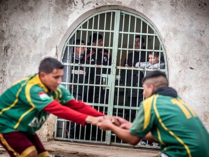 Entrenamiento de rugby organizado por  Deportistas por la paz en una prisión de Argentina. Es una actividad englobada en el marco del programa de inserción de presos y expresos de la Red Creer.