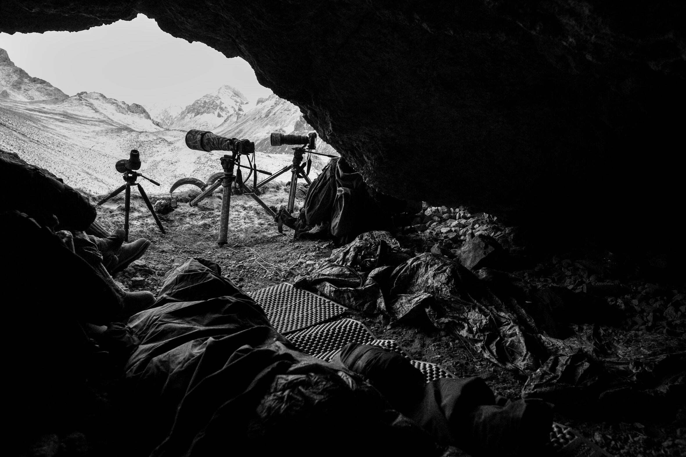 El refugio de Vincent Munier y Sylvain Tesson en una gruta para observar al leopardo.
