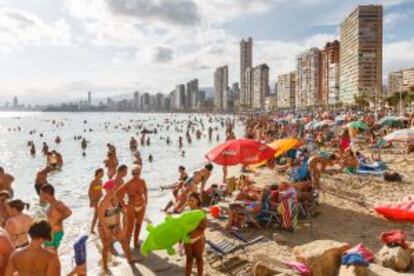 Bañistas en la playa de Levante de Benidorm.