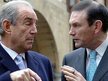 El ex presidente del Gobierno vasco Carlos Garaikoetxea conversa con el <i>lehendakari</i> Juan José Ibarretxe.