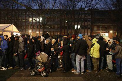 Solicitantes de asilo esperan su turno el 9 de diciembre frente a la Oficina de Salud y Asuntos Sociales (Lageso) de Berlín.