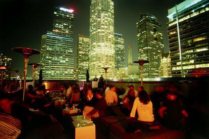 Terraza del bar del hotel The Standard, en Los Ángeles, al anochecer.