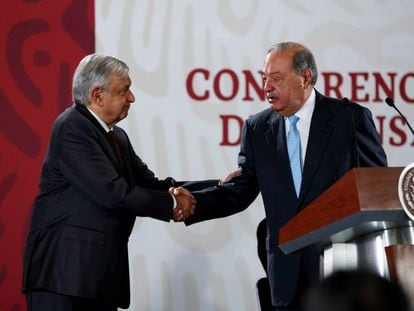López Obrador saluda a Carlos Slim la mañana de este martes.