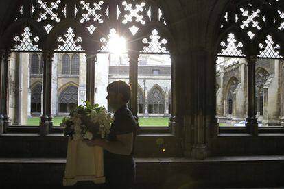 Los floristas preparan la decoración de la abadía de Westminster para la boda de Guillermo y Catalina del 29 de abril.