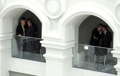 El exalcalde Gallardón charla en un aparte de la tribuna de invitados del salón de pleno del Ayuntamiento con José María Aznar. En el otro balcón el ministro de Economía, Luis de Guindos, y el de Exteriores, José Manuel García-Margallo comparten confidencias.