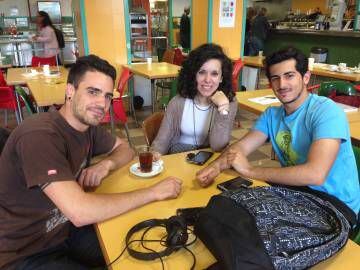 Daniel Ballesteros (i), María Iturzaeta y Daniel Figueras en la cafetería de la Facultad de Educación de la Complutense.