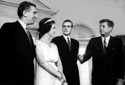 Antonio Garrigues, entonces embajador espa&ntilde;ol en Washington, acompa&ntilde;a a los pr&iacute;ncipes de Espa&ntilde;a, Juan Carlos y Sof&iacute;a, en su visita al entonces presidente norteamericano, John F. Kennedy (d), en la Casa Blanca, en 1962.