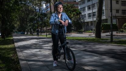 La ciclista Carolina Guevara posa para un retrato en el parque El Virrey, en Bogotá (Colombia)