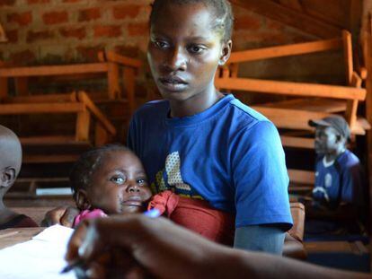 Carole acaba de vacunar a sus sobrinos en Lanome, Bangassou (Rep&uacute;blica Centroafricana). Cada ni&ntilde;o recibe jab&oacute;n y un tratamiento para eliminar los gusanos intestinales antes de regresar a casa.