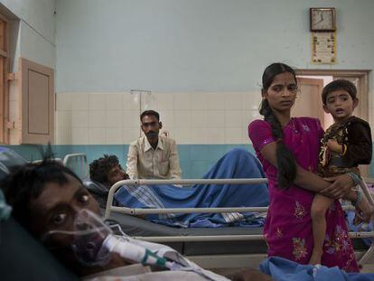 Suresh, Shivaratna y la niña Sri Nidhi, en el hospital