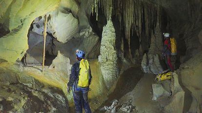 Grupo de espeleólogos exploran una cueva subterránea en Cantabria, en una imagen cedida por el 'Colectivo Alto del Tejuelo'.