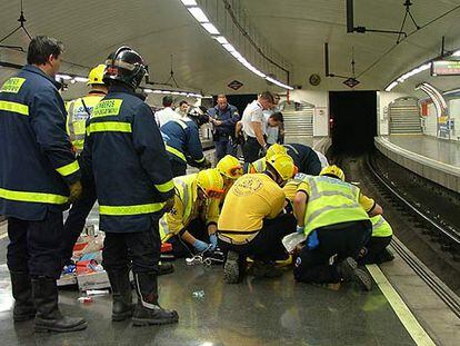 Un equipo del Samur atiende a Miriam Alonso, arrojada al metro en la estación de Carabanchel.