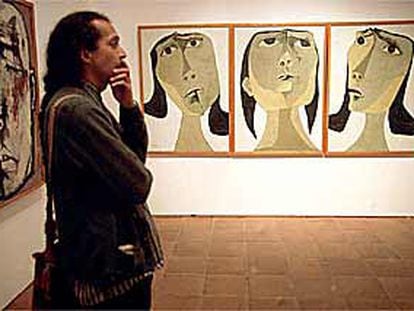 Varios visitantes contemplaban ayer algunos de los cuadros del pintor ecuatoriano Oswaldo Guayasamín expuestos en el centro cultural Conde Duque.