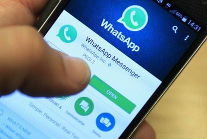 Un usuario descarga la aplicaci&oacute;n Whatsapp en su m&oacute;vil, en una foto de archivo.