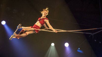 La artista Lisa Rinne hace acrobacias en un trapecio volante.